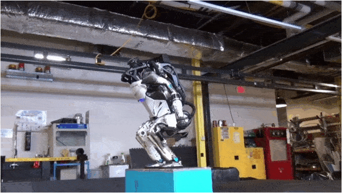 Boston Dynamics Atlas Robot esegue un backflip