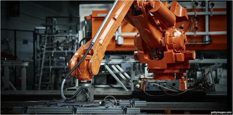 robot in una fabbrica di metallo