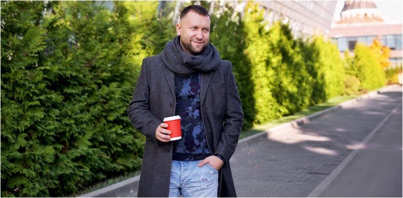 Dmitry Kibkalo con il caffè in mano
