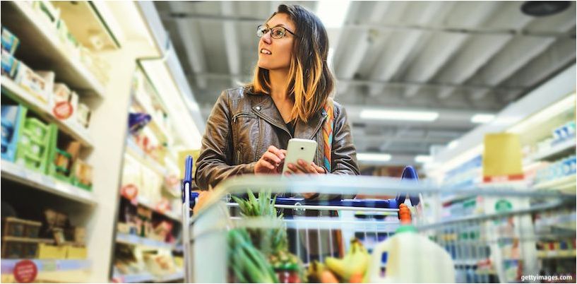 l'uomo sceglie i vestiti