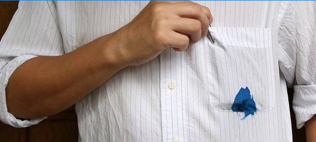 Macchia di inchiostro sulla tasca della camicia di un uomo
