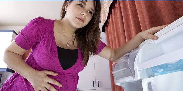 La donna incinta di 8 mesi tiene il suo stomaco