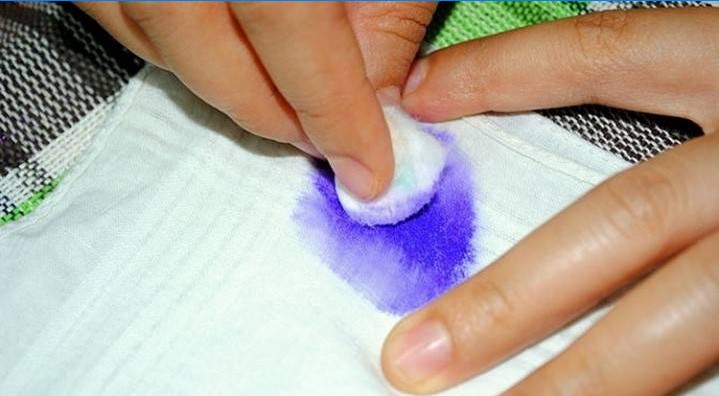 Rimuovere la macchia di inchiostro dal tessuto