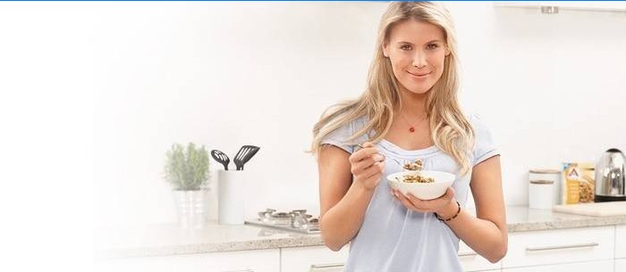 La ragazza mangia un piatto di dieta