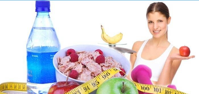 Ragazza con generi alimentari per una corretta alimentazione.