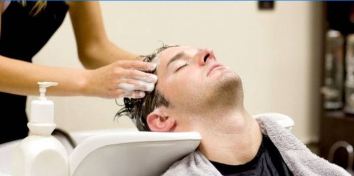 Gli uomini usano lo shampoo ogni 3 giorni