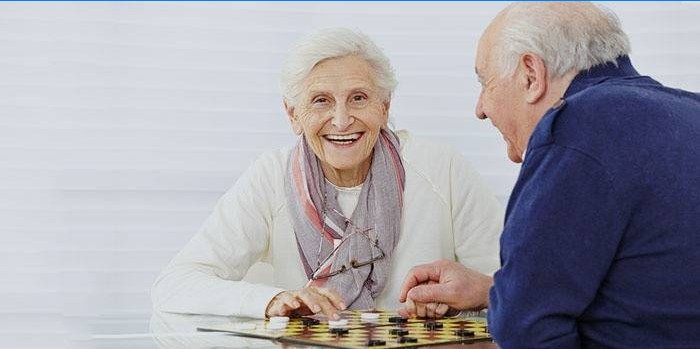 Gli anziani imparano a giocare bene a dama