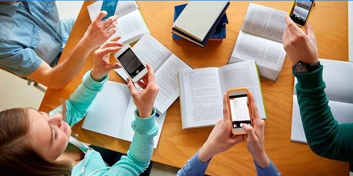 Studenti con libri e telefoni.