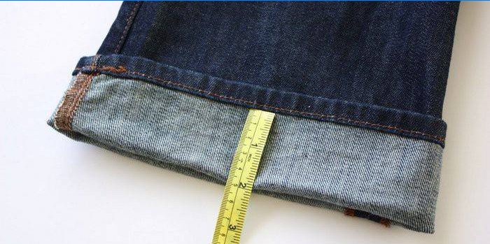 Misura del taglio dei jeans