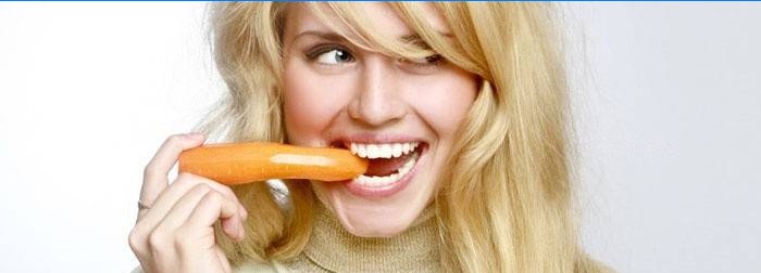 Ragazza che mangia carota