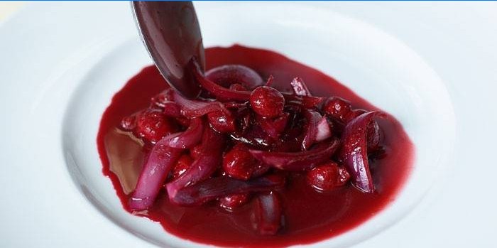 Salsa di ciliegie su un piatto