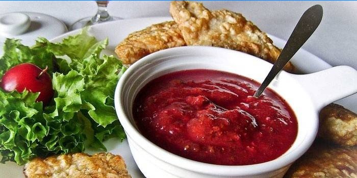 Purè di salsa di ciliegie in una salsiera
