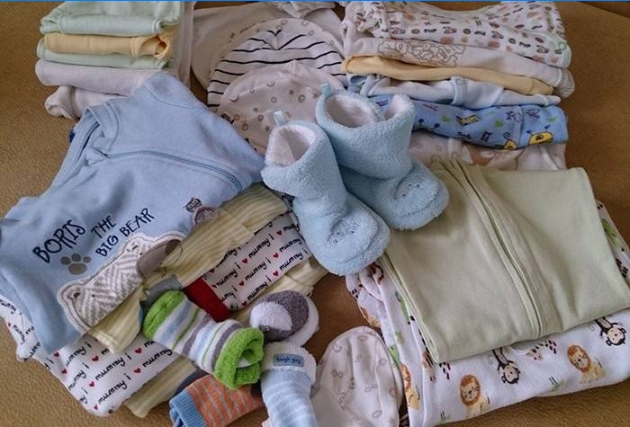 Il set minimo di vestiti per un neonato per la prima volta