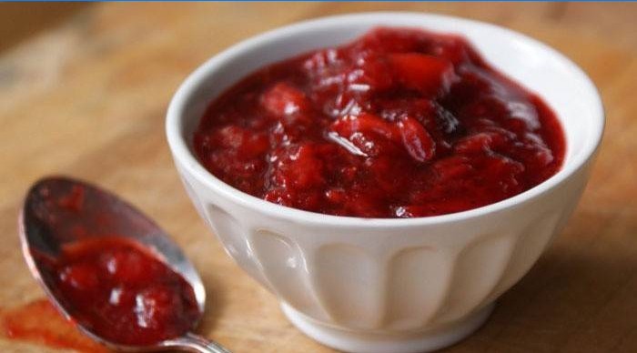 Marmellata di viburno cotta in una pentola a cottura lenta