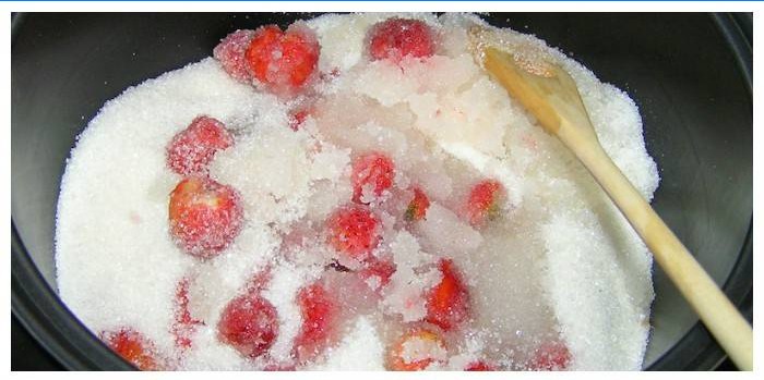 Come cucinare la marmellata di fragole in un fornello lento Redmond