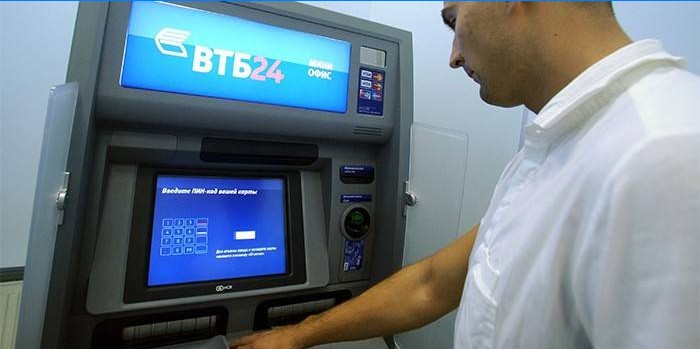 Un uomo al bancomat della banca VTB24