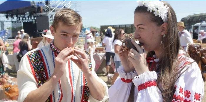 Un ragazzo e una ragazza in costume nazionale bielorusso