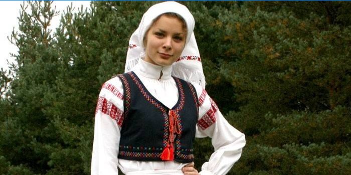 La ragazza in costume nazionale bielorusso