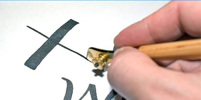L'uomo disegna un geroglifico usando un pennarello