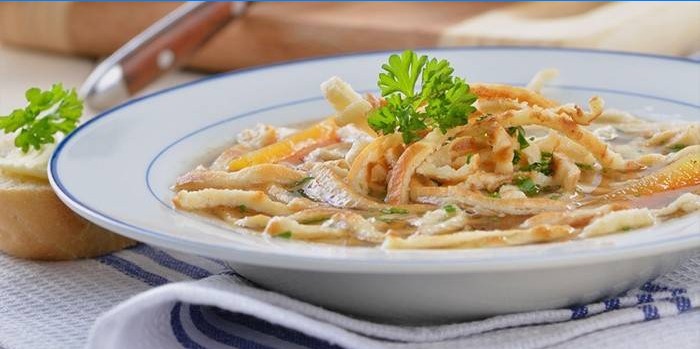 Tagliatelle di pollo con frittelle di uova per cena