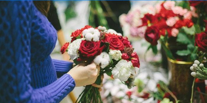 La ragazza fa un mazzo di fiori