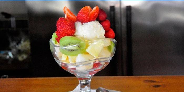 Insalata di frutta con gelato