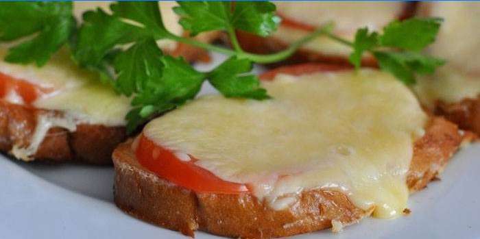 Panini con formaggio e pomodori