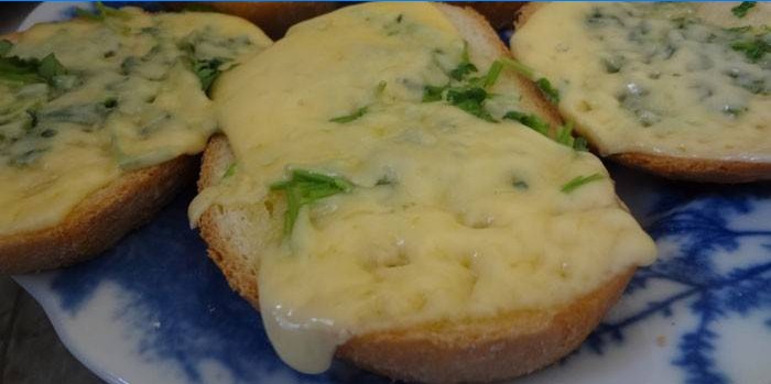 Panini caldi con formaggio ed erbe
