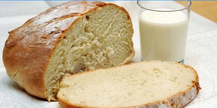 Pane fatto in casa e un bicchiere di latte