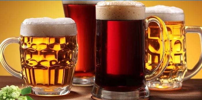 Birra di diverse varietà in bicchieri