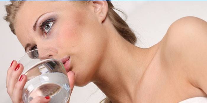 La ragazza beve acqua