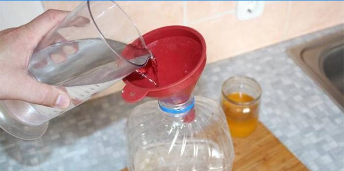 Il processo di miscelazione dell'alcool con acqua