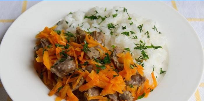 Stomaci di pollo con carote e riso guarnito
