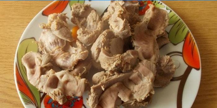 Stomaci di pollo bolliti su un piatto