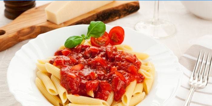 Salsa di pomodoro e aglio con pasta