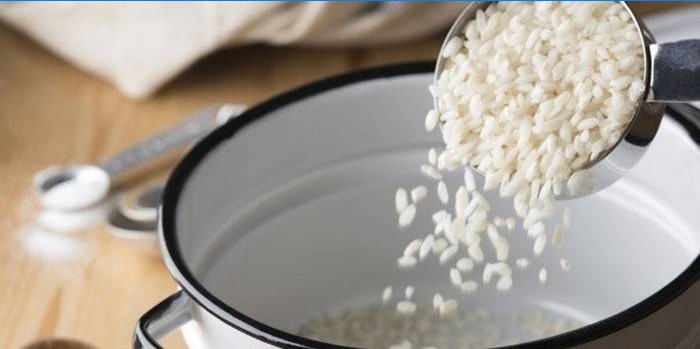 Il riso viene versato nella padella