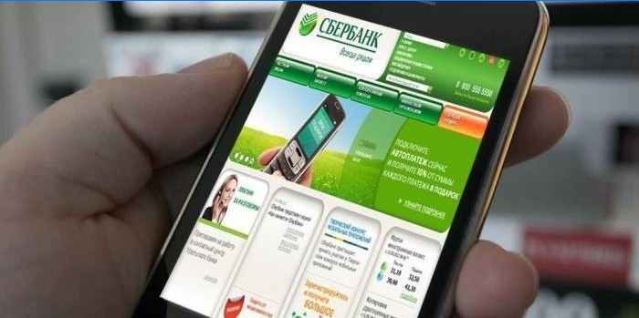 Applicazione mobile Sberbank sullo schermo di uno smartphone