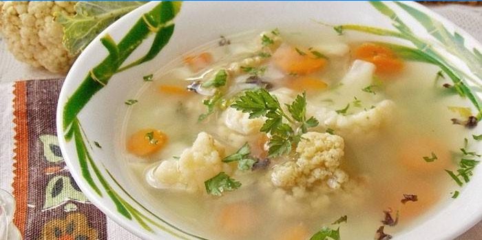 Minestra di verdura con cavolfiore in un piatto