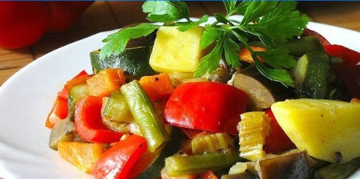 Verdure al vapore in un piatto