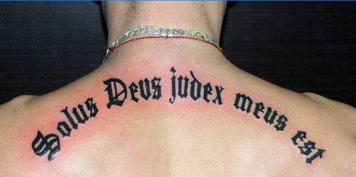 Tatuaggio in latino: solo Dio mi giudica