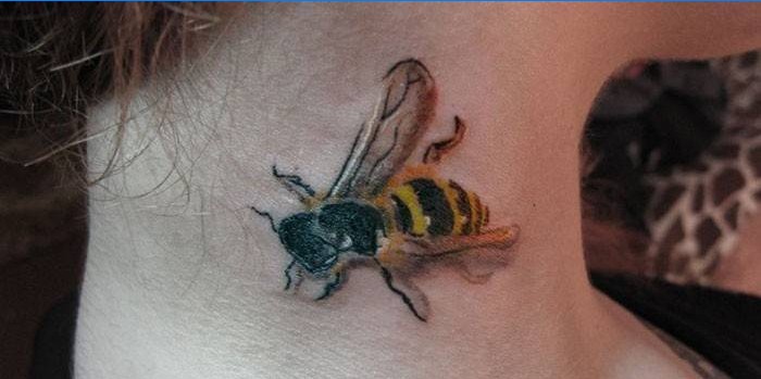 Tatuaggio ape sul collo di una ragazza