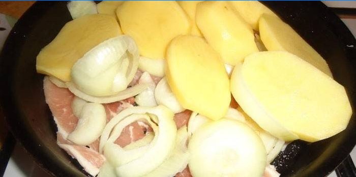 Carne, cipolle e patate in padella