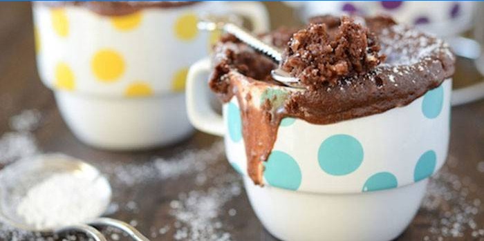 Muffin al cioccolato cotto in una tazza