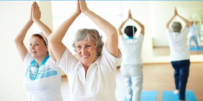 Le donne anziane fanno ginnastica