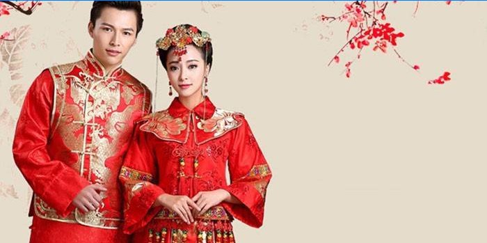 Una ragazza e un ragazzo in costumi popolari cinesi