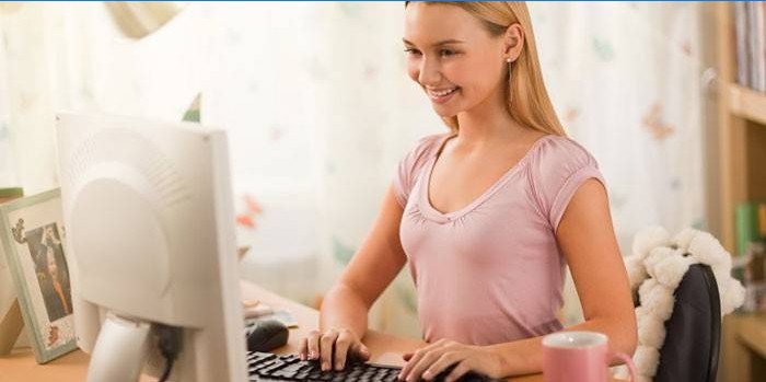 Ragazza al computer
