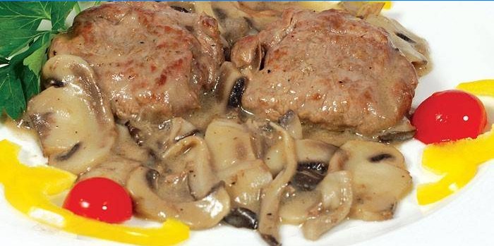 Medaglioni di maiale in salsa di funghi