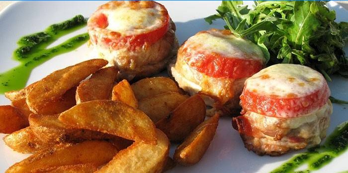 Medaglioni di maiale al forno con pomodoro e formaggio