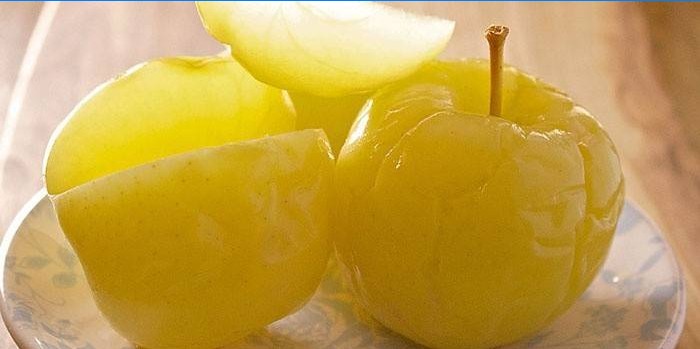 Mele impregnate pronte su un piatto