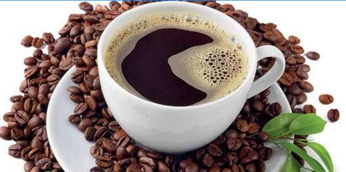 Tazza di caffè e cereali naturali